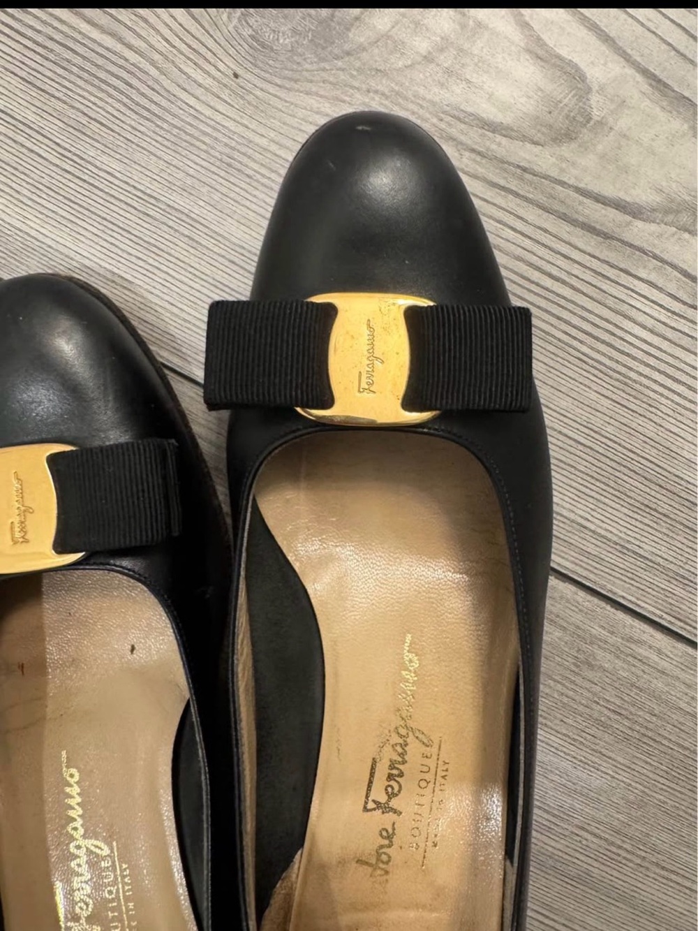 Salvatore Ferragamo Black Leather Bow Flats with Gold Logo 8B - Picture 2 of 5